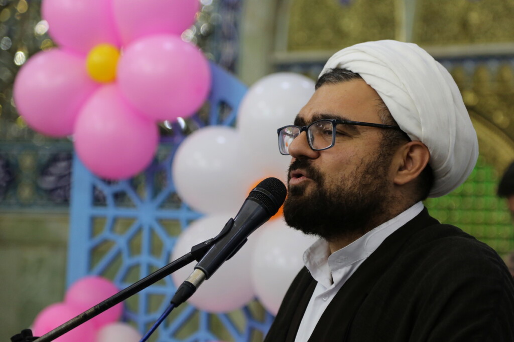 جشن تکلیف ۳۰۰ دختر نومکلف در حرم حضرت معصومه (س) برگزار شد