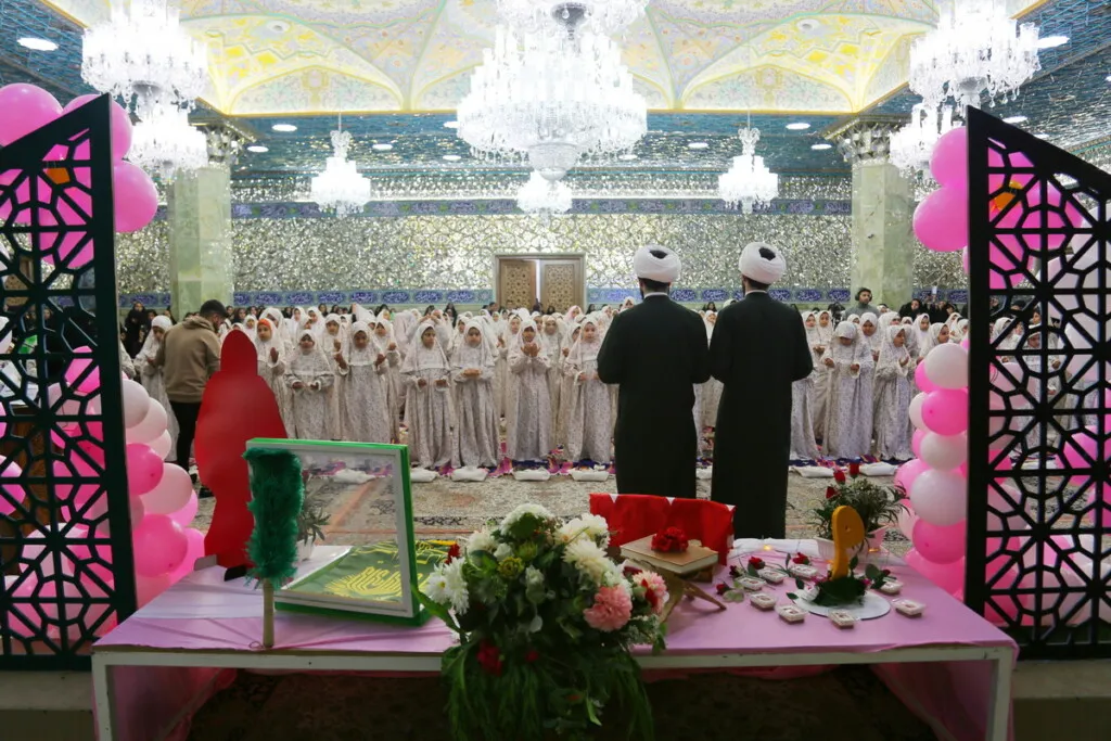 جشن تکلیف ۳۰۰ دختر نومکلف در حرم حضرت معصومه (س) برگزار شد