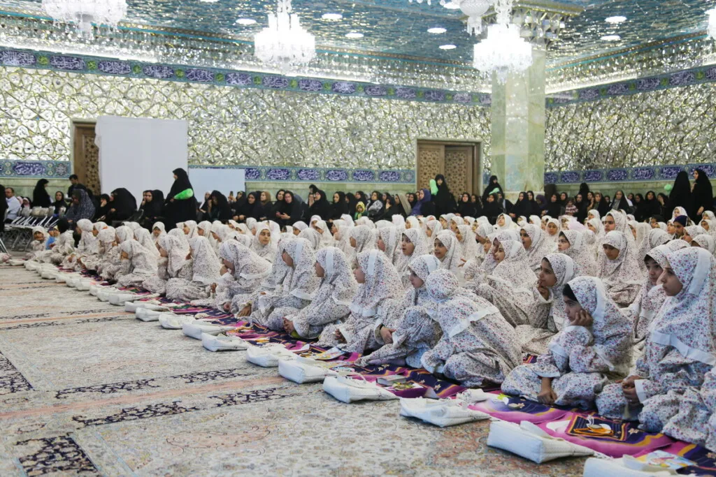 جشن تکلیف ۳۰۰ دختر نومکلف در حرم حضرت معصومه (س) برگزار شد