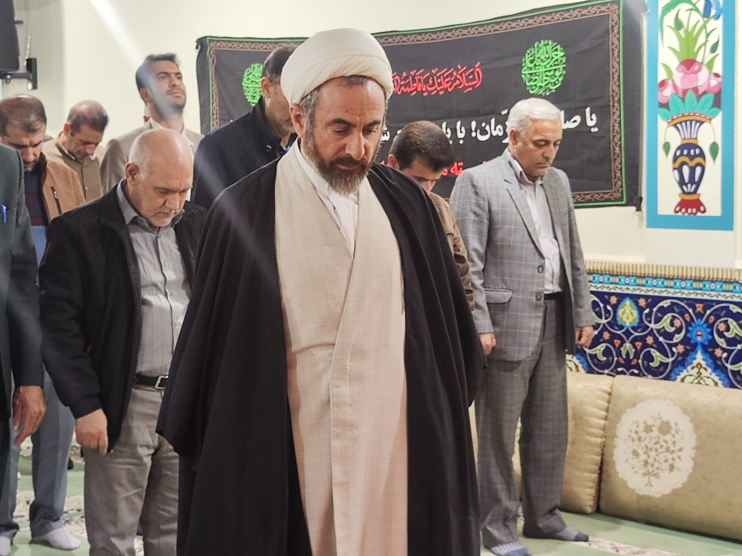 حضور امام جمعه ایلام در نماز جماعت آموزش و پرورش استان