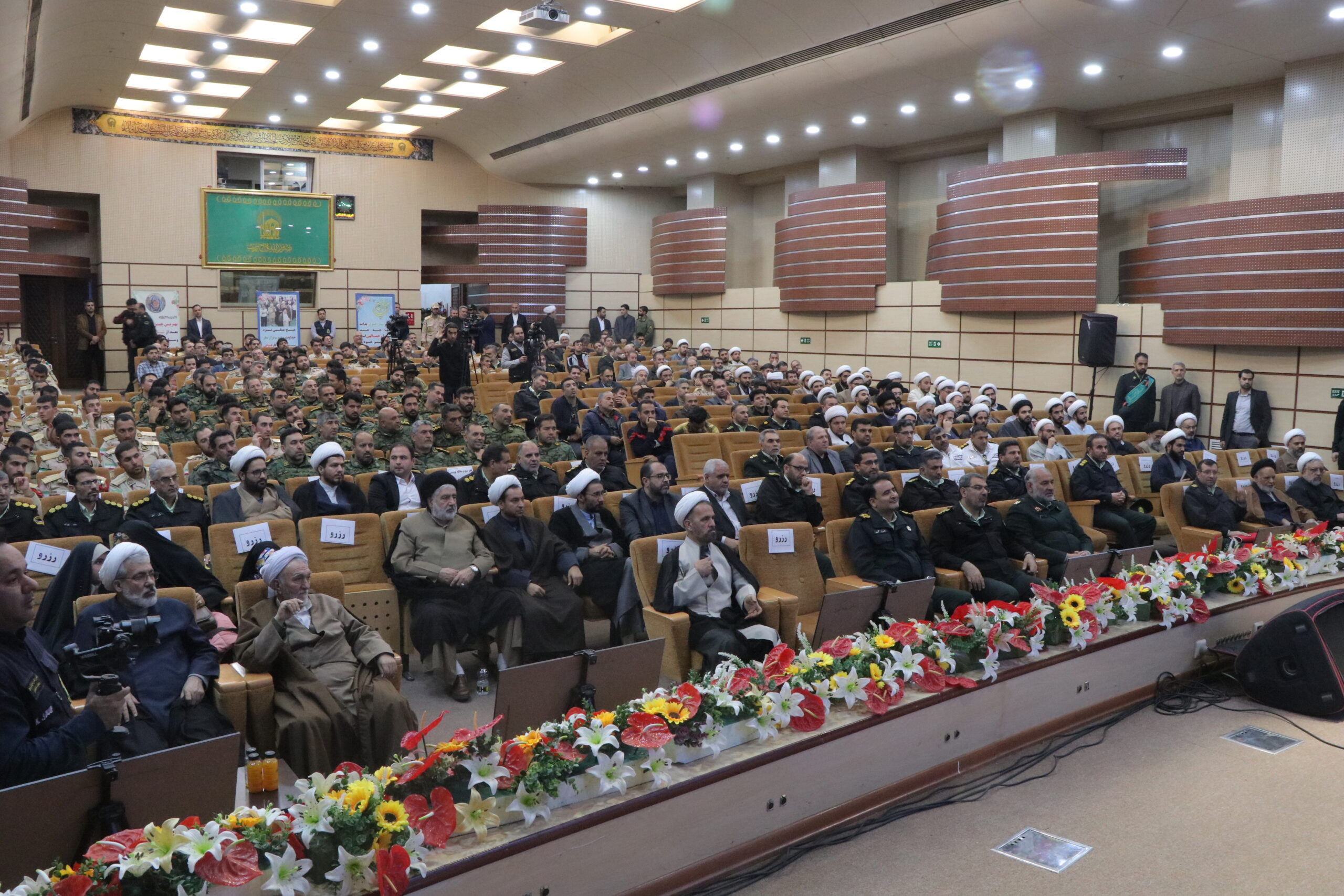 نماز، راهبردِ پیشگیری از فساد در حرکتهای انتظامی کشور/ همایش ارتقا منزلت نماز برگزار شد