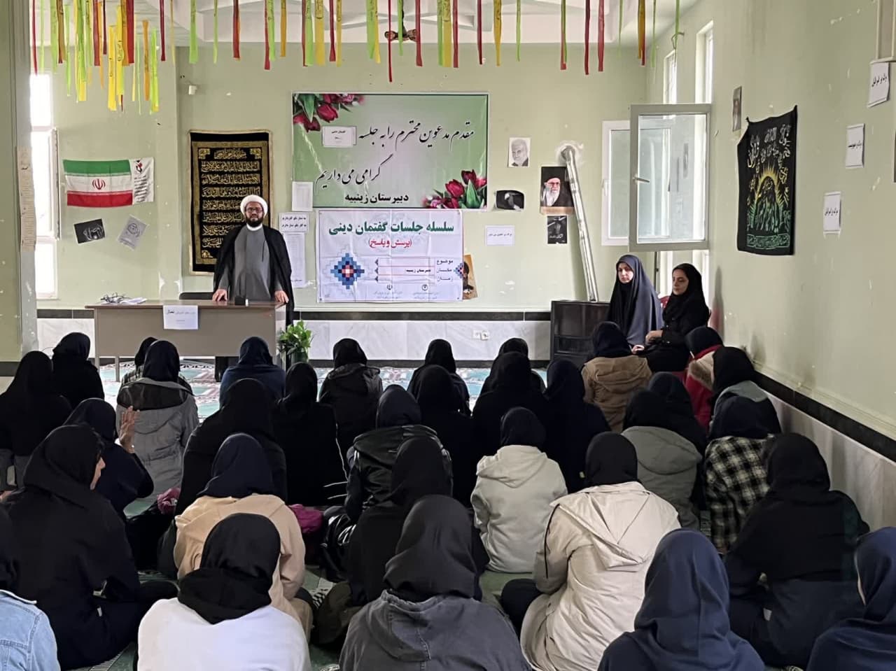 جلسه پرسش، پاسخ و نماز در دبیرستان زینبیه (س) خرم آبادبرگزار شد