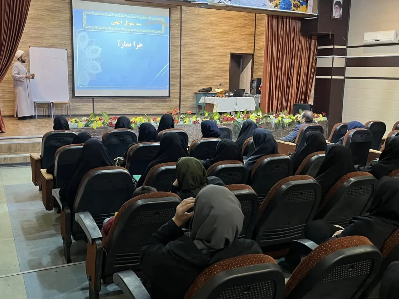 کارگاه آموزش شیوه های دعوت به نماز ویژه مدرسین پایه سوم ابتدایی درخرم آباد برگزار شد