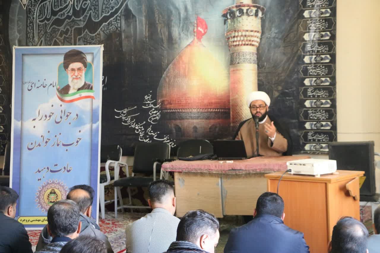 کارگاه نماز آموزی فرزندان ویژه والدین در پادگان مهندسی ارتش شهرستان بروجرد برگزار شد