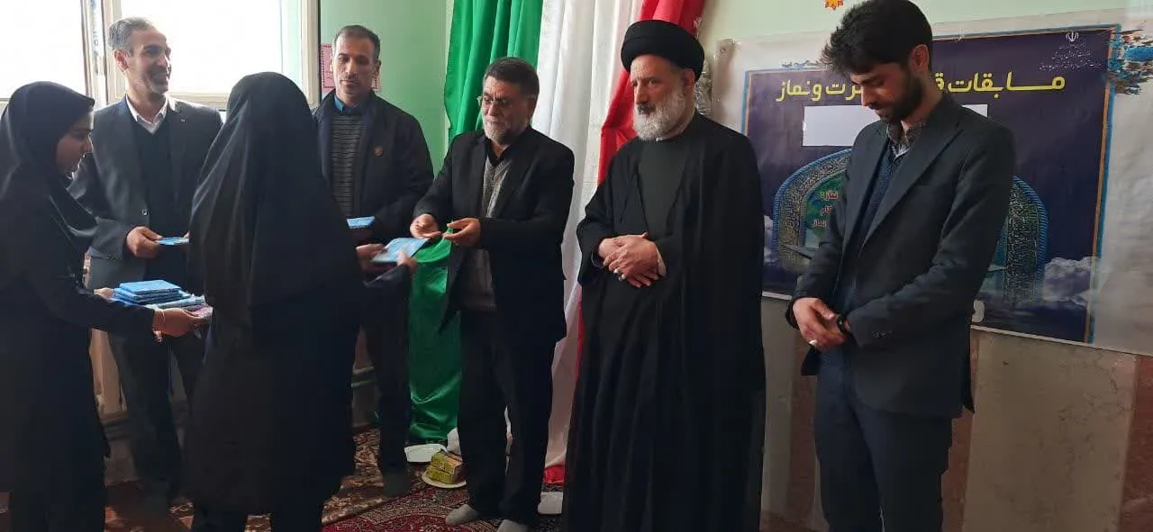 اجلاسیه نمازدرمدرسه زینبیه شهرستان چاراویماق