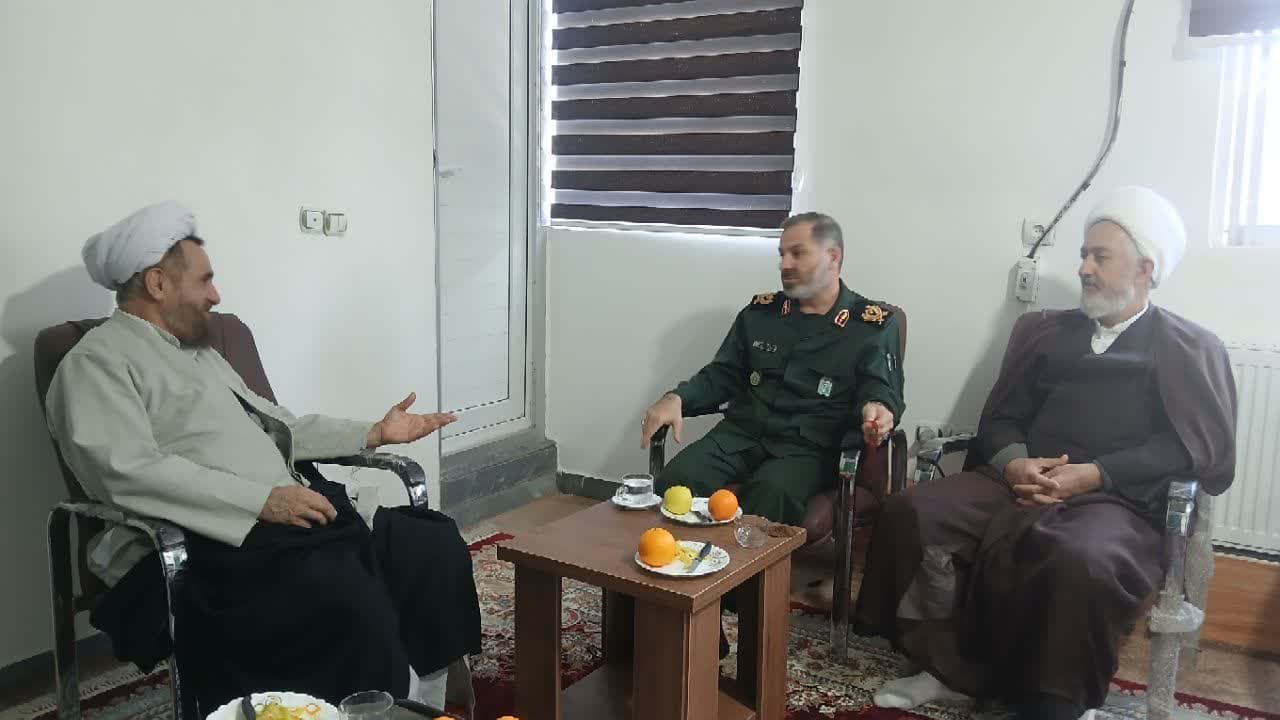 به گزارش روابط عمومی ستاد اقامه نماز استان مازندران، در راستاي توسعه و ترويج فرهنگ نوراني نماز، نشست حجت الاسلام ابراهيمي مدير ستاد اقامه نماز مازندران و سياوش مسلمي فرمانده سپاه كربلا استان و حجتالاسلام بهرامی مسئول نمایندگی ولی فقیه در سپاه کربلا روز سه شنبه هجدهم دي ماه،در محل سپاه كربلا برگزار شد. در این نشست حجتالاسلام بهرامی ترويج و تبليغ نماز در مجموعه سپاه و پايگاههاي بسيج را از وظايف مهمه دانست و خواستار اقدامي همه جانبه و فراگير در امر اقامه نماز بويژه مساجد و نمازخانه هاي بين راهي در سطح استان شد. مسلمي فرمانده سپاه كربلا با بیان اینکه نماز میتواند جامعه اسلامی را از تهدیدات، توطئههای دشمنان در جنگ نرم و همچنین از آسیبهای اجتماعی نجات دهد،گفت: توجه به فرهنگ نماز و ترویج اقامه و جایگاه آن مهمترین راهکار دستیابی به این مهم است. وی عنوان کرد: از دیگر فعالیتهای سپاه کربلای مازندران در راستای ترویج و تقویت فرهنگ نماز ساخت مساجد، خانه عالم و حسینهها، تجهیز نمازخانهها در نواحی،پادگان ها، سایر نقاط مختلف و روستاها با بهره گيري از ظرفيت بسيج سازندگي را میتوان نام برد و در اين راستا در صورت برنامه ريزي مشاركتي با توليد رضوي و خيرين و در صدي از بودجه استاني سپاه استان در اين جهت اعلام آمادگي همكاري را مي نمايد مدير ستاد اقامه نماز نیز ضمن تقدیر از اقدامات ارزشمند سپاه استان، با تأکید بر پرداختن به تبیین معارف انقلاب اسلامی و استفاده از ظرفیت ها در جهت ترويج آموزه هاي ديني، هزينه هاي مربوط به امر فرهنگ نماز در هر اندازه را سرمايه دانست. مدير ستاد اقامه نماز استان از جمله رسالت سپاه را ترويج فرهنگ اقامه نماز عنوان كردو در ارتباط با نشست پاسخ به شبهات ديني و دوره هاي آموزش شيوه هاي دعوت به امر نماز و ديگر نيازمندي ها، آمادگي ستاد اقامه نماز استان را در جهت همكاري اعلام كرد و از نيازهاي مبرم استان برخوردار از موهبتهاي الهي، جنگل، دريا، طريق الرضاء و شش راه مواصلاتي فقدان زيرساخت مساجد و نمازخانه ها دانست. حجت الاسلام ابراهيمي اظهار داشت: انتظار مي رود يك برنامه ريزي هدفمند برابر مصوبه شوراي اقامه نماز استان، كارگروهي از بسيج سازندگي سپاه، استانداريع توليت آستان قدس رضوي و خيرين براي ساماندهي وضعيت مساجد و نمازخانه ها بويژه راههاي مواصلاتي تشكيل گردد.