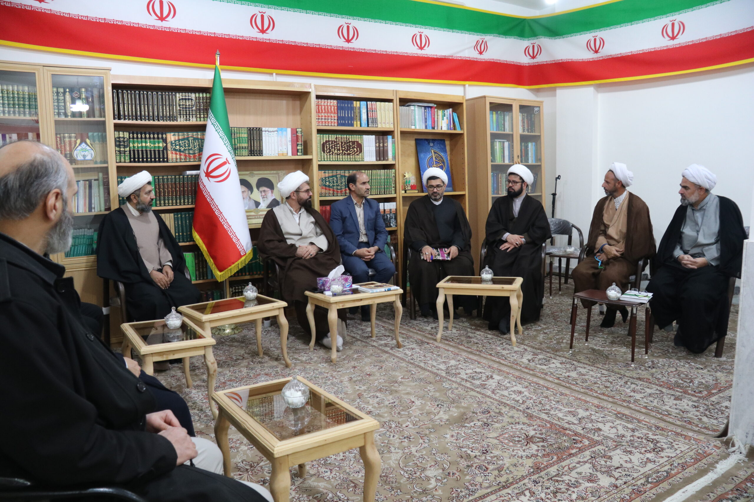نشست صمیمی هماندیشی با موضوعیت نماز در دفتر امام جمعه خرمدره برگزار شد