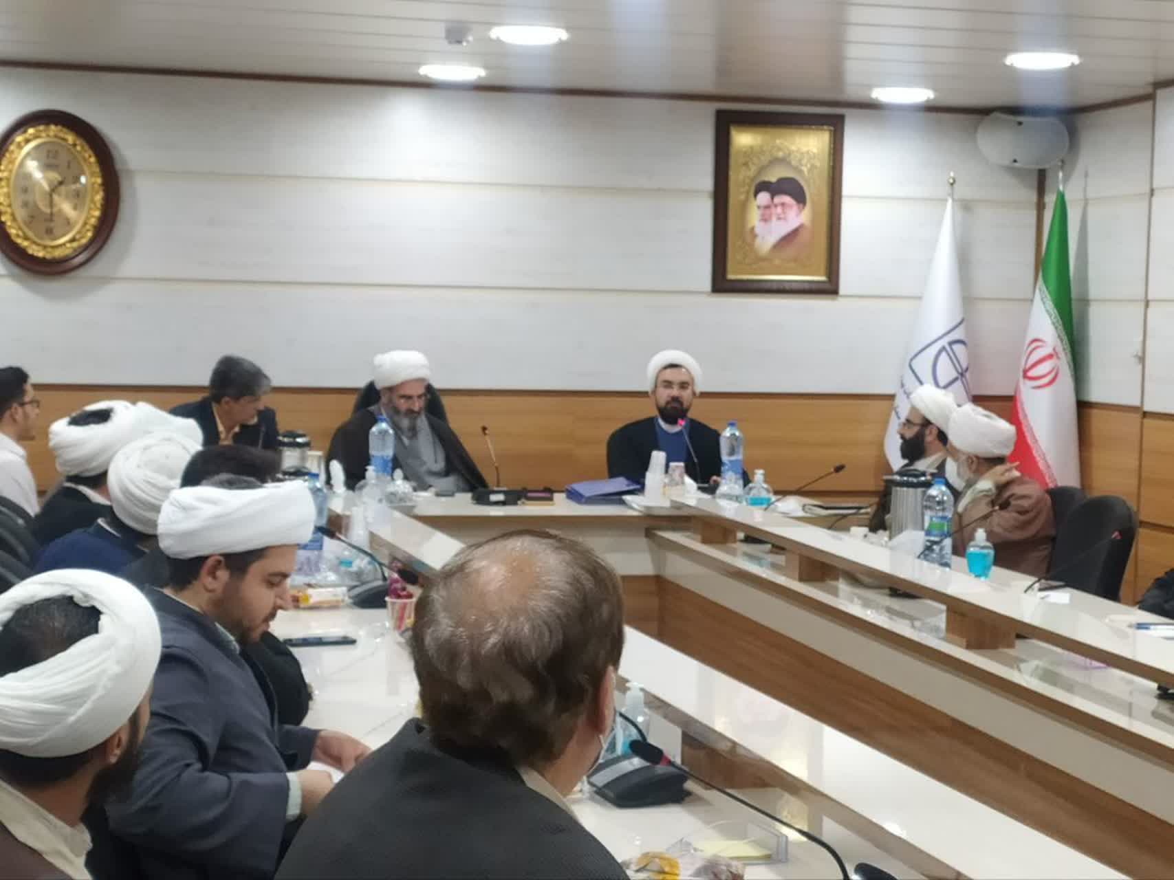 نشست مدیر ستاد اقامه نماز با امامان جماعت دانشگاه علوم پزشکی سمنان برگزار شد
