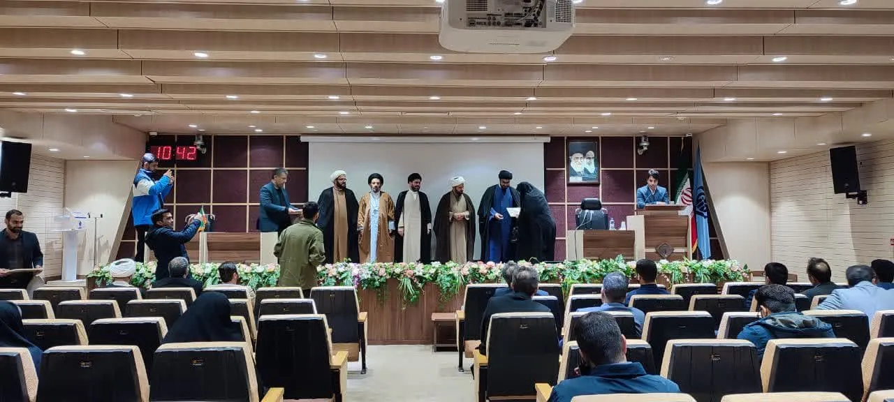گردهمایی آموزشی دبیران و رابطین اقامه نماز دستگاههای اجرایی لرستان