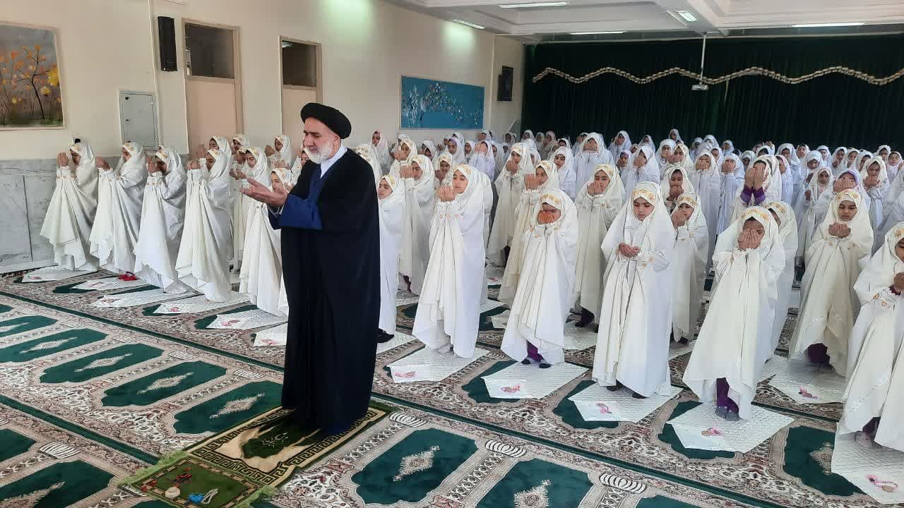 پخش زنده نماز جماعت دانش آموزان آموزشگاه دخترانه صفر پور شهرکرد
