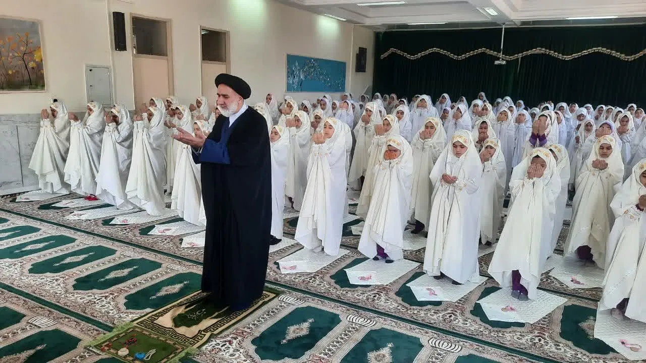 پخش زنده نماز جماعت دانش آموزان آموزشگاه دخترانه صفر پور شهرکرد