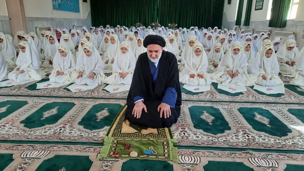 پخش زنده نماز جماعت دانش آموزان آموزشگاه دخترانه صفر پور شهرکرد