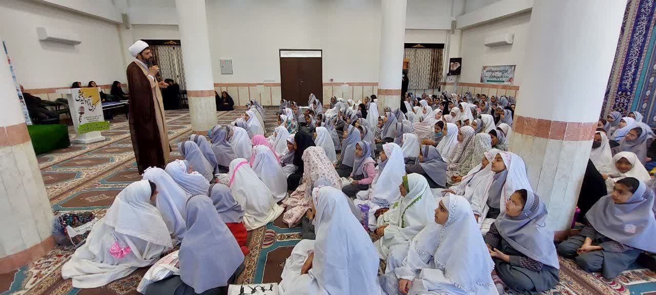 برگزاری گفتمان دینی با محویت نماز در مدرسه فریبا شهرستان طبس