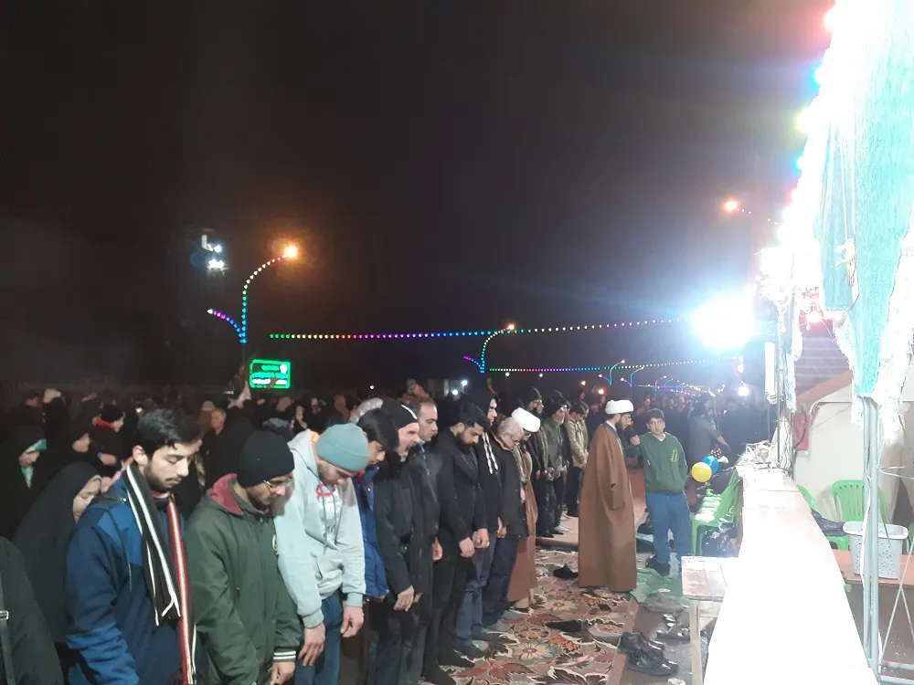 گزارش تصویری/ نماز در طریق المهدی(عج)