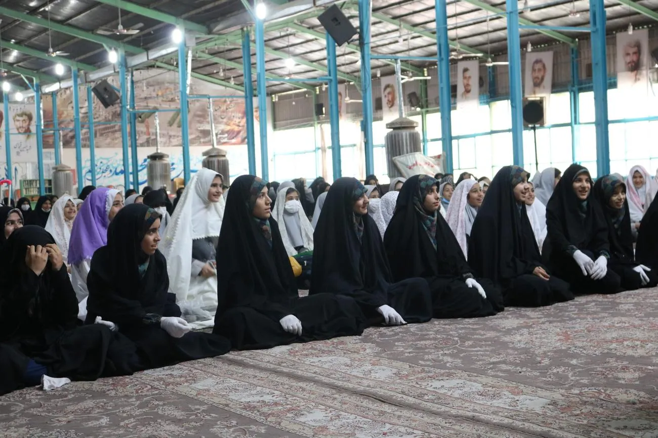 نماز جماعت در دبیرستان حضرت خدیجه (سلام الله علیها) ناحیه دو اصفهان