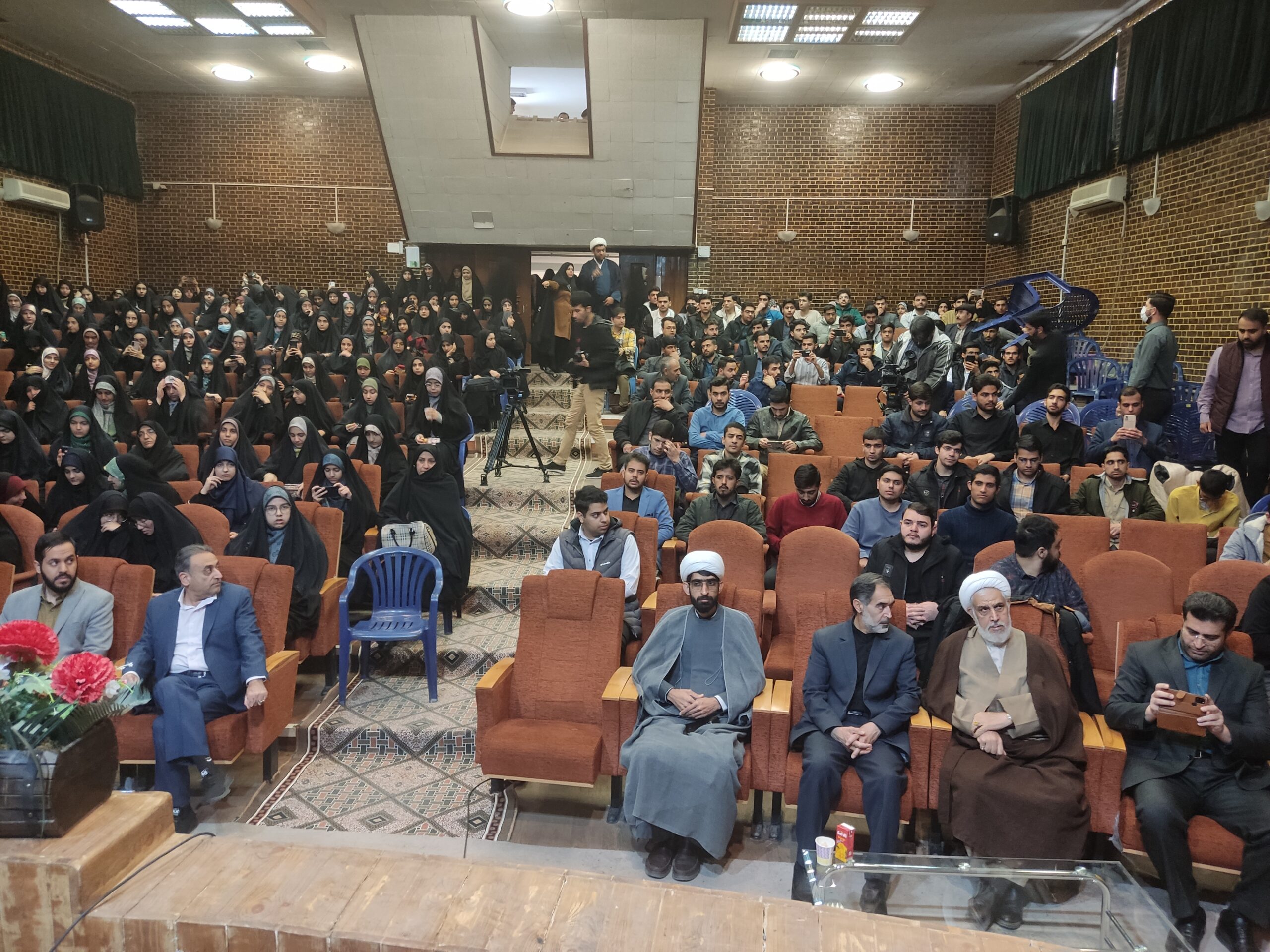 دیدار صمیمی حجت الاسلام والمسلمین قرائتی با دانشجو معلمان دانشگاه فرهنگیان کرمان