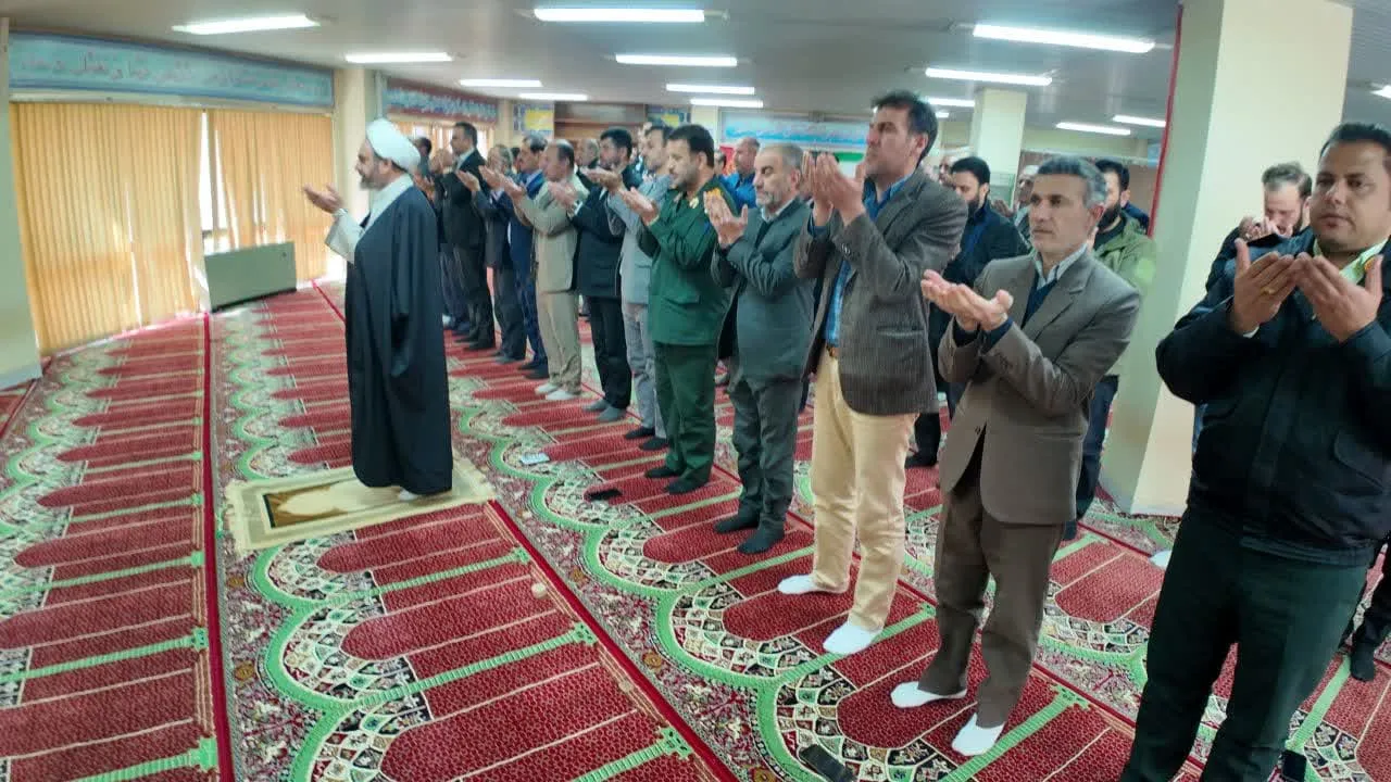 نماز وحدت ادارات ایلام به میزبانی اداره کل مخابرات برگزار شد