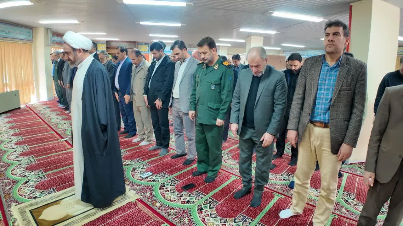 نماز وحدت ادارات ایلام به میزبانی اداره کل مخابرات برگزار شد