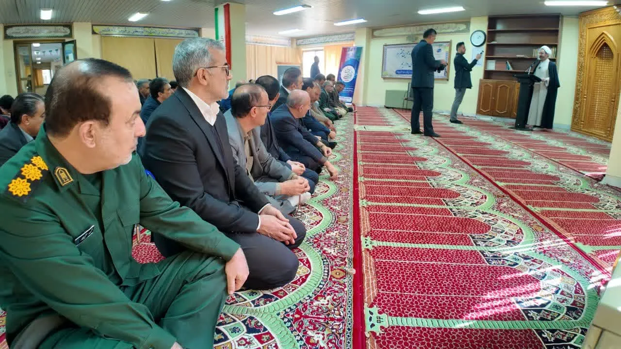 نماز وحدت ادارات ایلام به میزبانی اداره کل مخابرات برگزار شد
