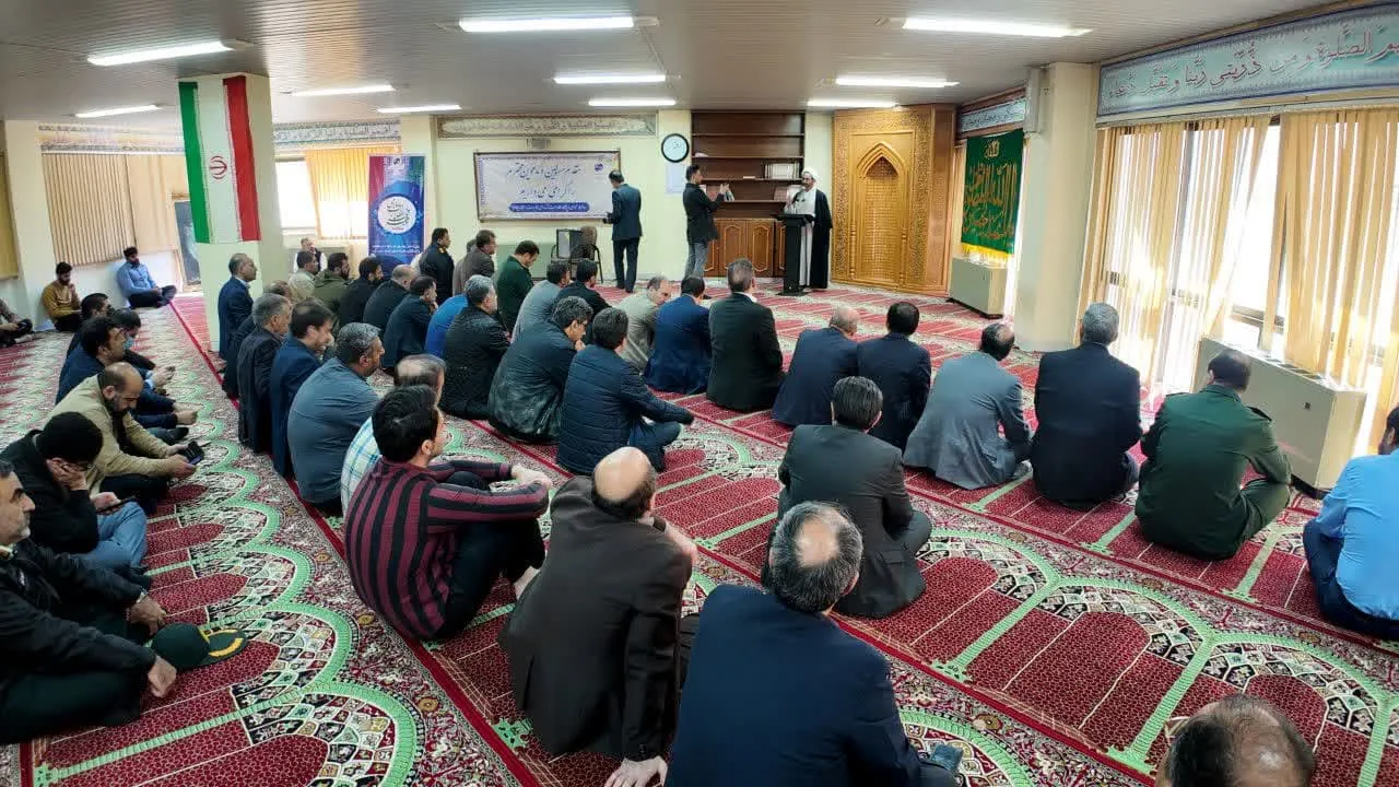 نماز وحدت ادارات ایلام به میزبانی اداره کل مخابرات برگزار شد
