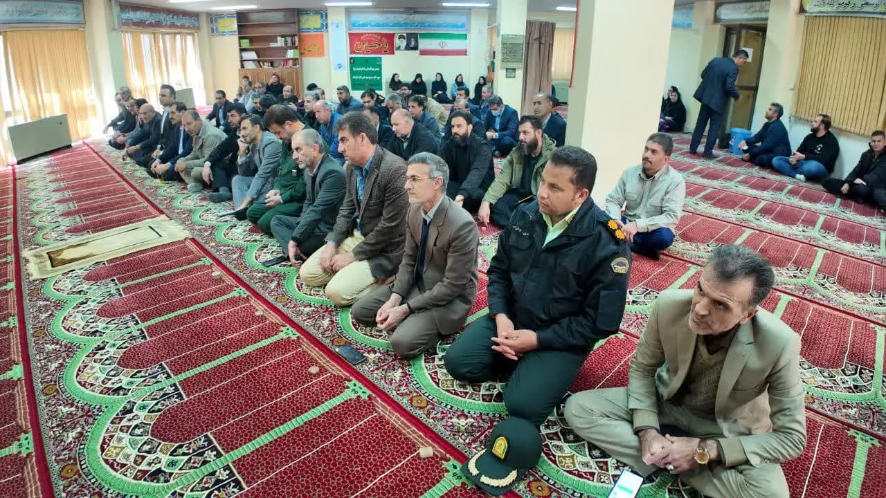 نماز وحدت ادارات ایلام به میزبانی اداره کل مخابرات برگزار شد