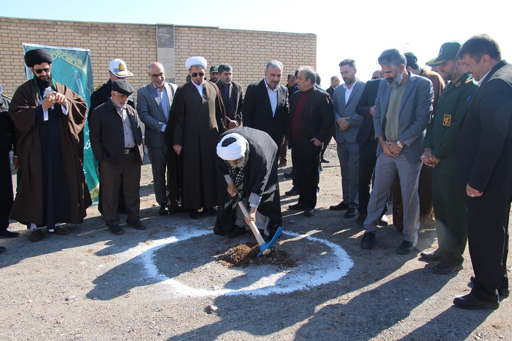 گزارش تصویری/ آیین کلنگ زنی مسجد بین راهی جنب پلیس راه سلفچگان