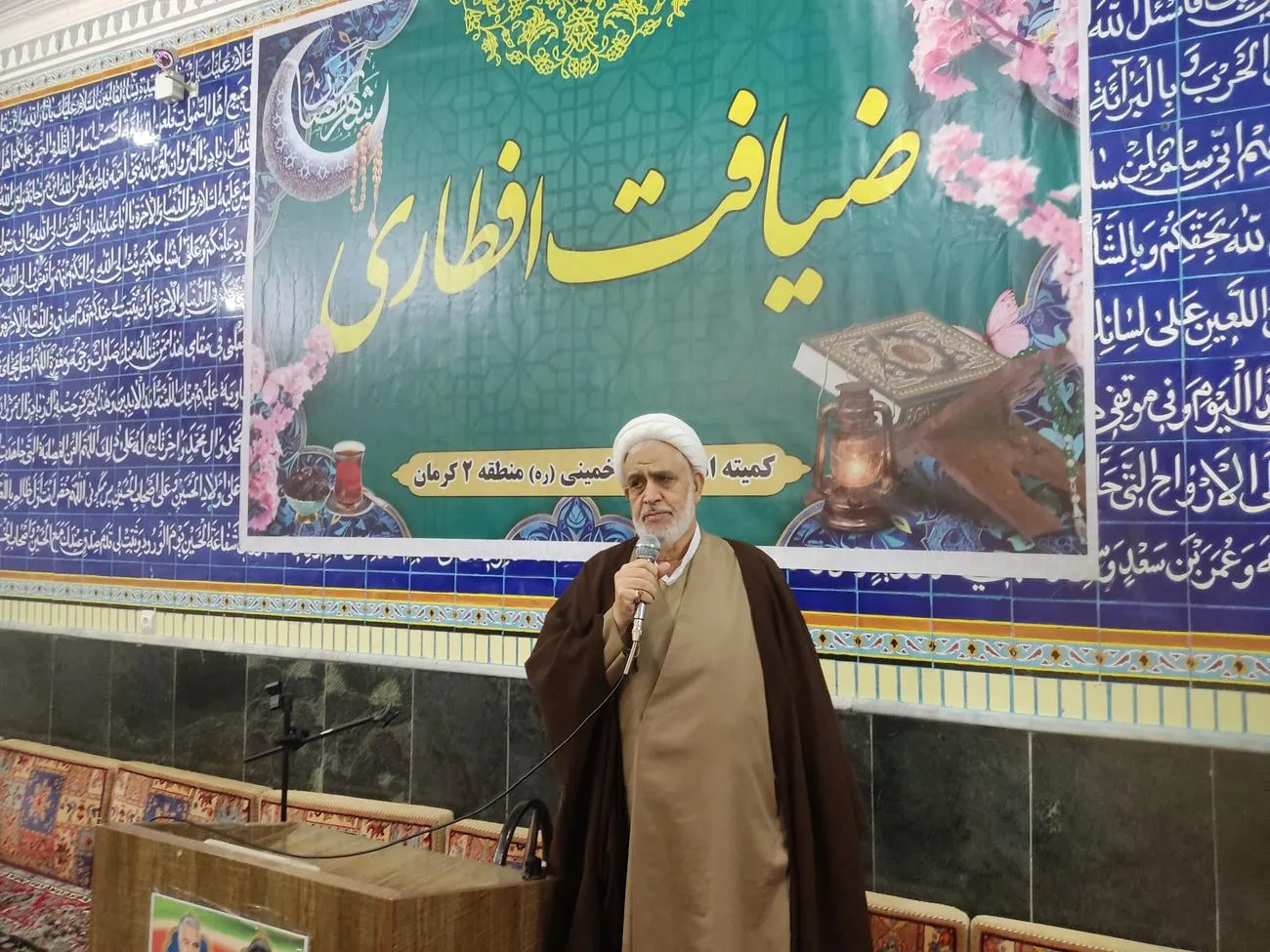 افطار کردن مدیر ستاد اقامه نماز استان کرمان در کنار 200نفر مددجوی کمیته امداد امام خمینی (ره) کرمان