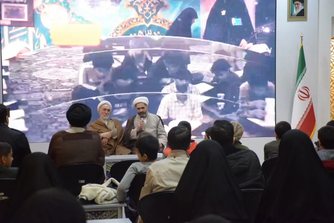نشست فرهنگی ترویج معارف نماز در نمایشگاه بین المللی قرآن در حرم مطهر رضوی برگزار شد