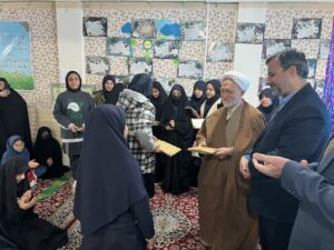 مدیر ستاد اقامه نماز استان در نماز جماعت دبیرستان حضرت معصومه شرکت کرد