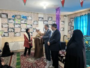 مدیر ستاد اقامه نماز استان در نماز جماعت دبیرستان حضرت معصومه شرکت کرد