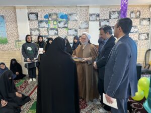 مدیر ستاد اقامه نماز استان در نماز جماعت دبیرستان حضرت معصومه شرکت کرد