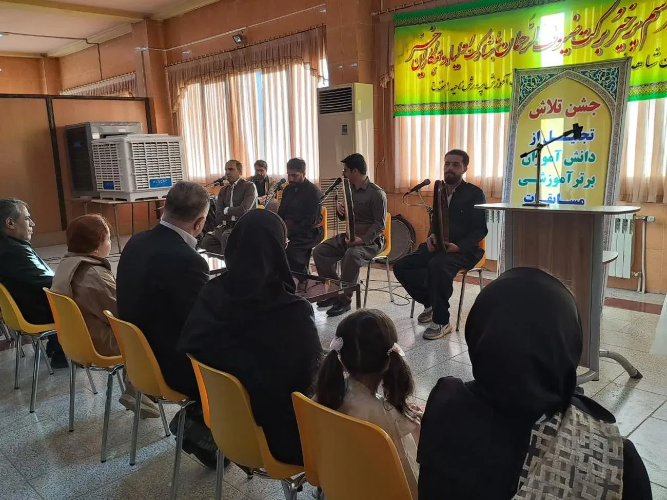 از فعالان نماز در ضیافت افطار مدرسه شاهد سنندج تقدیر شد