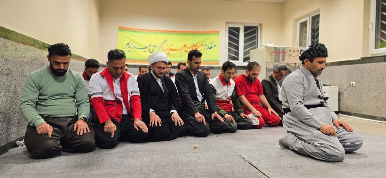 محفل قرآنی، مراسم افطاری و اقامه نماز نجاتگران هلال احمر در گردنه قلعه جی شهرستان سروآباد برگزار شد