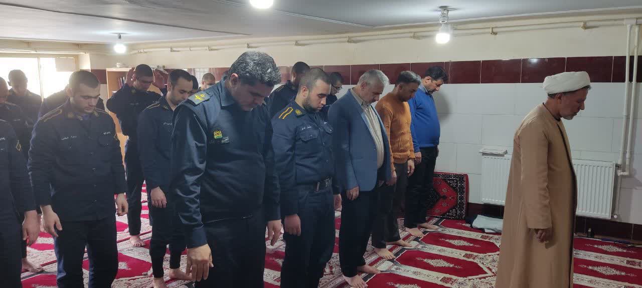 این برنامه معنوی که مطابق با دستورالعملهای سازمانی و تأکیدات مدیرکل زندانهای استان و با پیگیری اداره فرهنگی تربیتی استان اجرا میشود، از ابتدای ماه مبارک رمضان با غبارروبی و نظافت عمومی مساجد زندانها آغاز شده است.