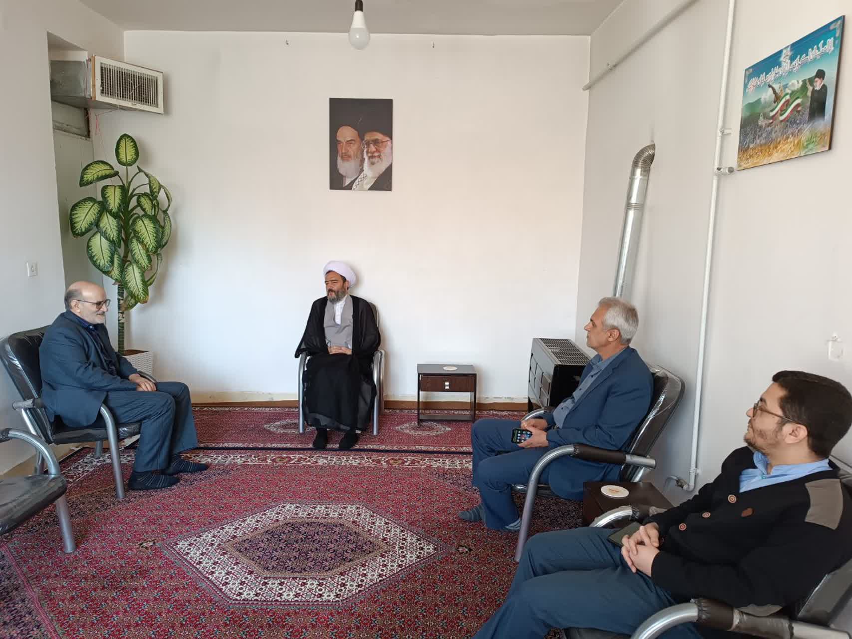 مدیر ستاد اقامه نماز استان کردستان با امام جمعه بیجار دیدار کرد