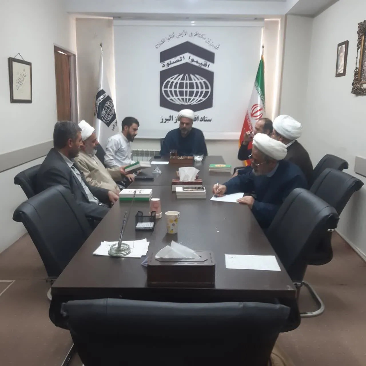 جلسه فصلی دبیران ستاد اقامه نماز استان با مدیریت حجت الاسلام والمسلمین مرادی مدیر ستاد اقامه نماز استان و دبیران ستاد اقامه نماز روز پنجشنبه مورخ نهم اسفندماه در ستاد اقمه نماز برگزار شد.