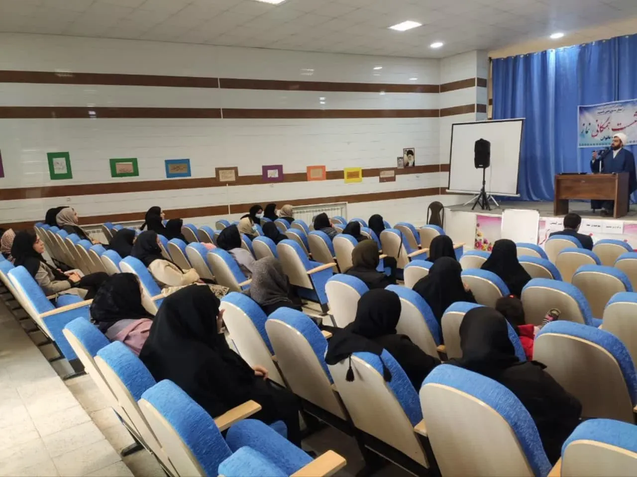 نشست همگانی نماز ویژه بانوان در شهرستان بدره برگزار شد