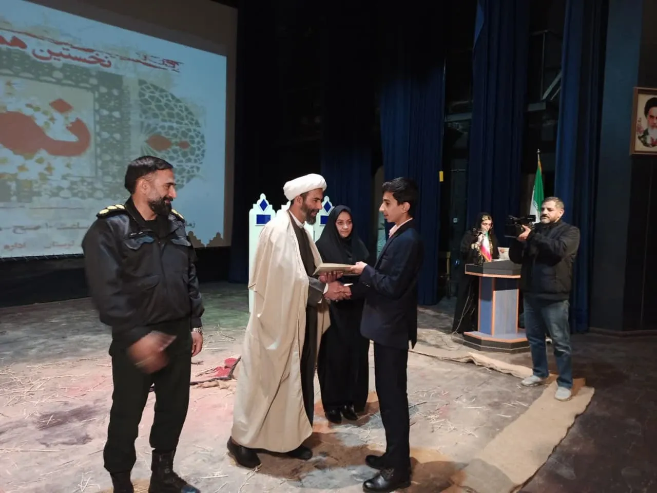 همایش فرهنگی و هنری نماز در شهرستان الیگودرز