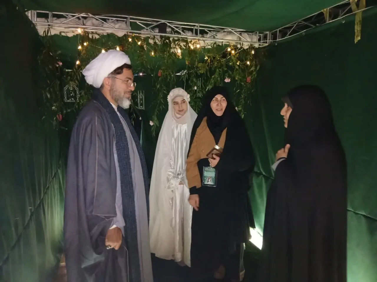 نماینده ولی فقیه استان البرز و مدیران ارشد از غرفههای ستاد اقامه نماز بازدید کردند