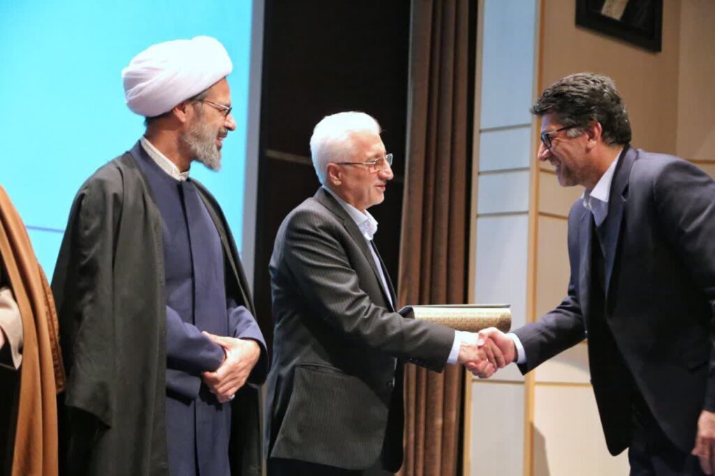 آیین تجلیل از خادمان و فعالان برگزاری سی و یکمین اجلاس سراسری نماز برگزار شد.