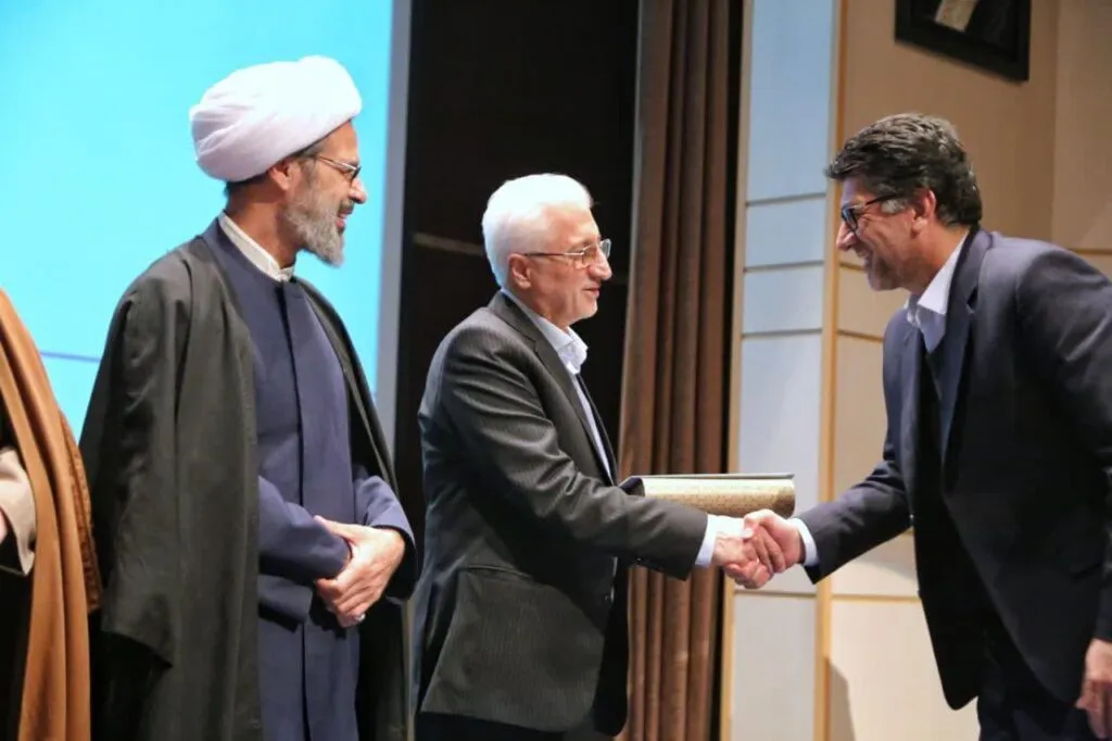 آیین تجلیل از خادمان و فعالان برگزاری سی و یکمین اجلاس سراسری نماز برگزار شد.