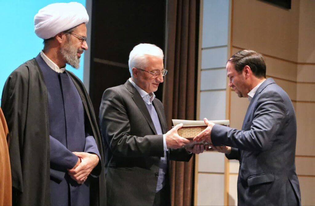 آیین تجلیل از خادمان و فعالان برگزاری سی و یکمین اجلاس سراسری نماز برگزار شد.