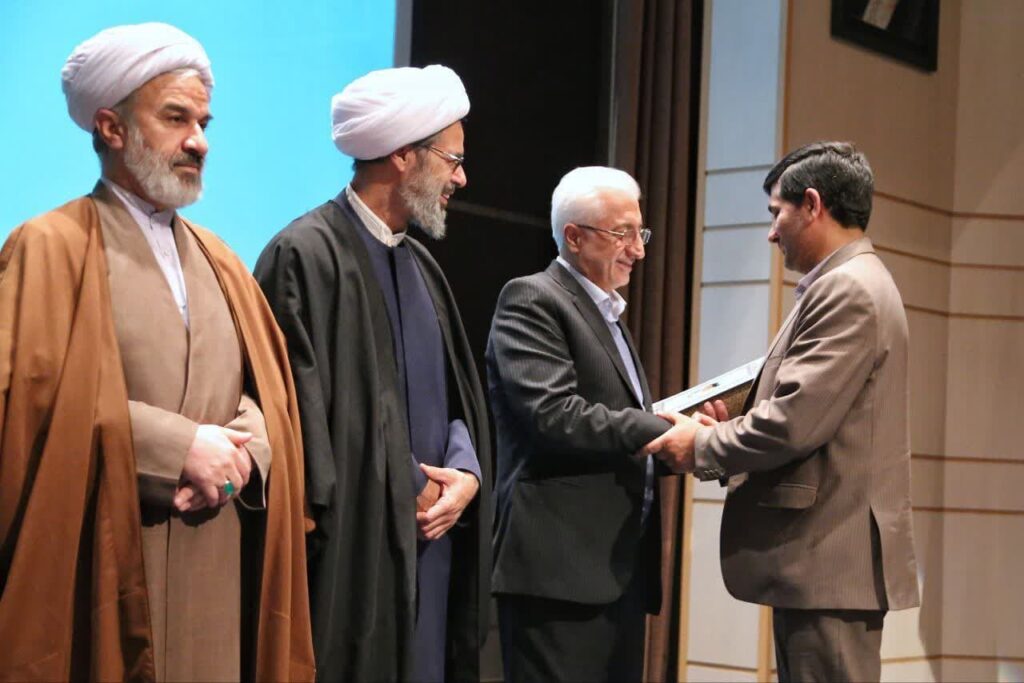 آیین تجلیل از خادمان و فعالان برگزاری سی و یکمین اجلاس سراسری نماز برگزار شد.
