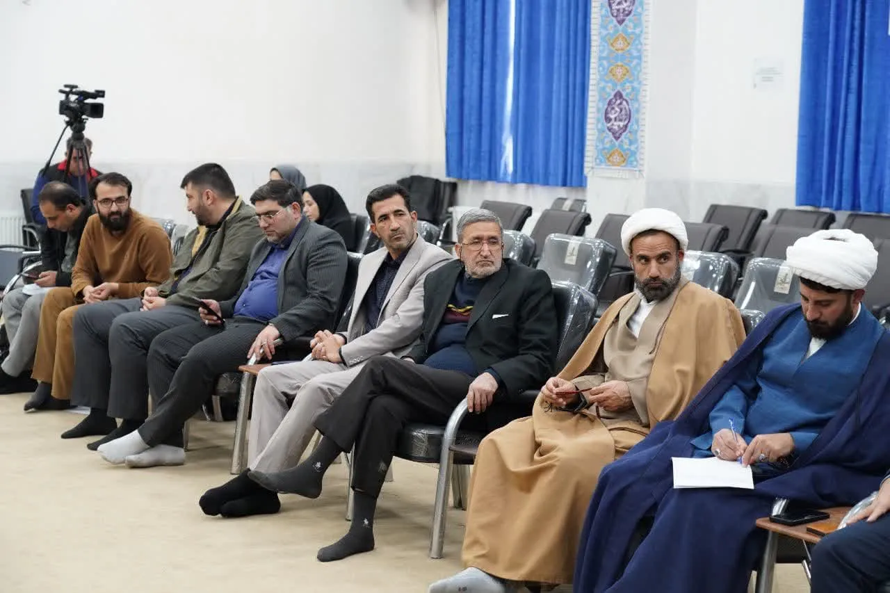 یکصد و سی و چهارمین جلسه شورای فرهنگ عمومی لرستان وی تاکید کرد: مشکلات اقتصادی قابل جبران است و با توجه به تاکیدات قرآن کریم، مردم با توجه به نیازمندی حیات مادی، توانایی نقش‌آفرینی برای حل مشکلات اقتصادی را دارند.