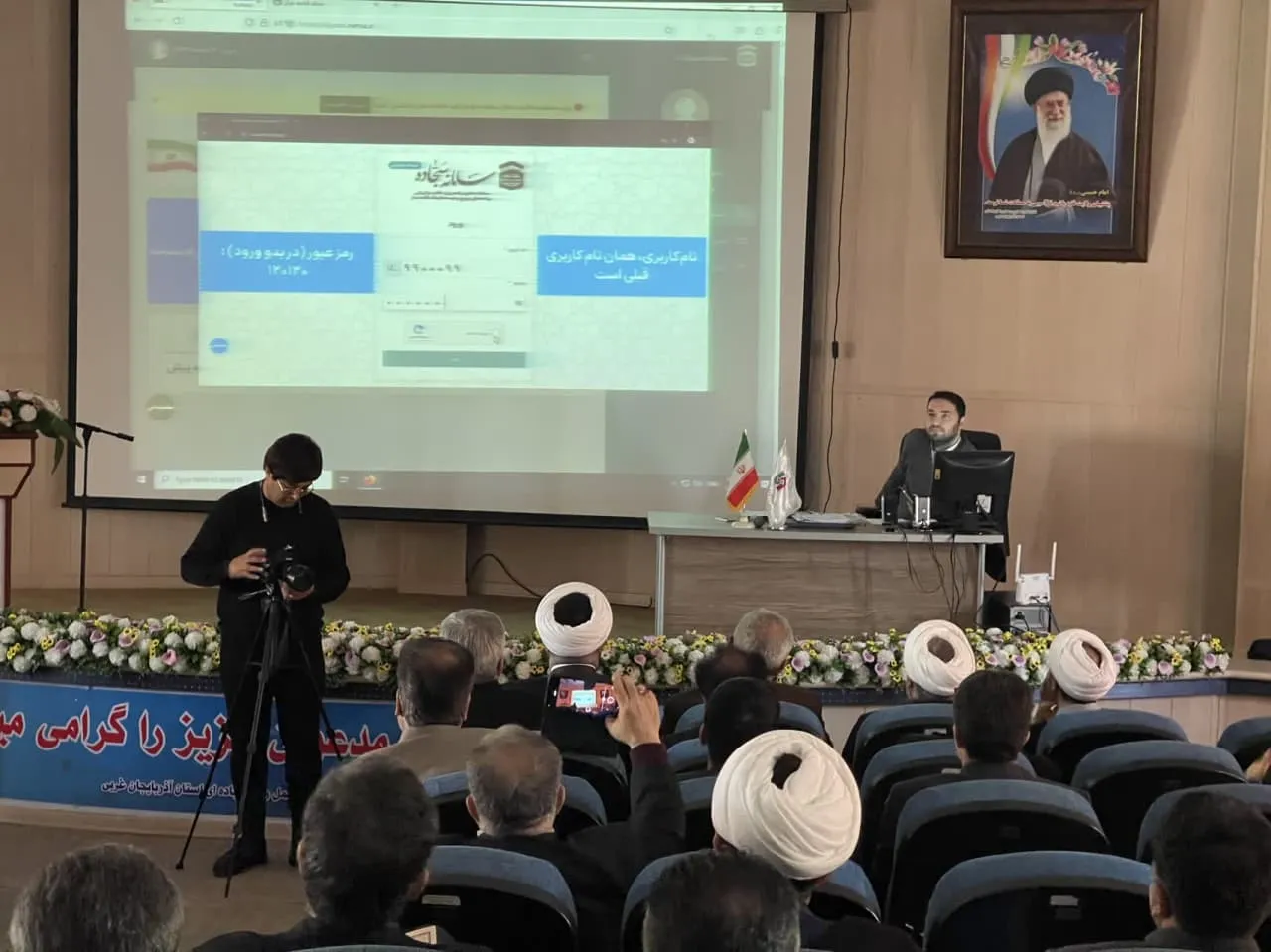 نشست تبیینی-آموزشی دبیران اقامه نماز دستگاههای اجرایی استان آذربایجان غربی برگزار شد