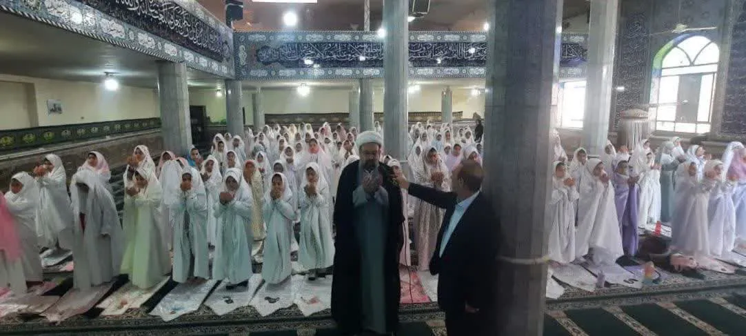 به صورت شبانه روزی در شهرستان های استان البرز برگزار شد. با پایان یافتن برنامه‌های آموزشی و فرهنگی ویژه ماه مبارک رمضان، سلسله نشست‌های دانش‌آموزی و گفتمان‌های آشنایی با نماز که با حضور اساتید مرکز تخصصی نماز قم در استان البرز برگزار شد، با استقبال گسترده دانش‌آموزان، اولیا، مربیان و مسئولان آموزشی به اتمام رسید. حجت‌الاسلام والمسلمین مرادی، مدیر ستاد اقامه نماز استان البرز، با اشاره به اهداف این طرح اظهار داشت: «این برنامه‌ها با هدف ارتقای سطح دانش و معارف نمازی در شهرستان‌های ساوجبلاغ، نظرآباد، فردیس، طالقان و چهارباغ اجرا شد و شاهد مشارکت گسترده اقشار مختلف جامعه در این طرح بودیم.» برنامه هایی که در این دوره برگزار شد عبارتند از : 1. نشست‌های دانش‌آموزی و گفتمان‌های آشنایی با نماز: این جلسات در مدارس و مساجد شهرستان ها با حضور اساتید اعزامی برگزار شد و دانش‌آموزان با مبانی و اهمیت نماز آشنا شدند. 2. دوره‌های آموزشی ویژه مدیران، معلمان اولیا و مربیان: این دوره‌ها با هدف تقویت مهارت‌های آموزشی در زمینه نماز و پاسخگویی به سؤالات دانش‌آموزان برگزار شد. 3.پرسش و پاسخ نمازی و محافل انس با قرآن : در مساجد و مدارس، محافل قرآنی با حضور قاریان برجسته برگزار شد که فضایی معنوی و روح‌بخش را برای شرکت‌کنندگان فراهم کرد. همچنین، جلسات پرسش و پاسخ نمازی و قرآنی فرصتی بود تا دانش‌آموزان و سایر شرکت‌کنندگان سؤالات خود را درباره مفاهیم نماز، معارف اسلامی و آموزه‌های قرآنی مطرح کنند. در پایان، به بهترین پاسخ‌ها و مشارکت‌کنندگان جوایزی اهدا شد تا انگیزه‌ای برای افزایش آگاهی دینی آنان باشد. 4. جشن تکلیف ویژه دانش‌آموزان برگزار شد که در آن، نوجوانان با احکام شرعی و مسئولیت‌های دینی خود در سن تکلیف آشنا شدند. این برنامه‌ها با همکاری ستاد اقامه نماز، اداره کل آموزش و پرورش استان البرز و مرکز تخصصی نماز قم و ائمه جماعات محلی برگزار شد. امید است که این اقدامات در راستای ترویج فرهنگ نماز و تقویت ارزش‌های دینی در جامعه، تأثیرات ماندگاری داشته باشد.