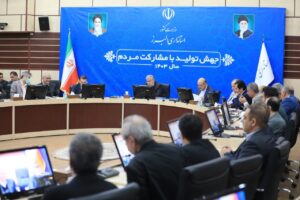 به گزارش روابط عمومی ستاد اقامه نماز استان البرز، جلسه ستاد خدمات سفر استان با حضور مجتبی عبداللهی استاندار البرز، حجت الاسلام و المسلمین مرادی مدیر ستاد اقام نماز، مدیران و معاونین ارشد در روز یکشنبه مورخ بیست و ششم اسفندماه در سالن شهدای دولت استانداری برگزار شد. حجت الاسلام و المسلمین مرادی بر ضرورت رسیدگی به مساجد بین‌راهی جاده چالوس تأکید کرد و از برنامه‌ریزی برای بهبود وضعیت این اماکن خبر داد. وی با اشاره به حجم بالای تردد در این محور، گفت: مساجد بین‌راهی این مسیر نیازمند توجه ویژه هستند، چرا که بسیاری از مسافران برای اقامه نماز و استراحت از این اماکن استفاده می‌کنند. وی افزود: نظافت، نگهداری و تأمین امکانات رفاهی مساجد بین‌راهی استان از اولویت‌های ماست و در این راستا، همکاری دستگاه‌های اجرایی و نهادهای مسئول ضروری است. همچنین، برنامه‌ریزی برای انجام تعمیرات لازم در برخی از این مساجد آغاز شده و به‌زودی اقدامات عملی برای بهسازی و ارتقاء سطح خدمات این اماکن انجام خواهد شد تا مسافران بتوانند با آرامش بیشتری از آن‌ها استفاده کنند. استاندار البرز بر لزوم توسعه صنعت گردشگری در استان تأکید کرد و گفت: استان البرز دارای ظرفیت‌های بالقوه بسیاری در حوزه گردشگری است که نیازمند برنامه‌ریزی دقیق و اقدامات مؤثر است. وی با اشاره به اهمیت ایجاد زیرساخت‌های مناسب گردشگری افزود: برای تبدیل البرز به یک مقصد توریستی جذاب، باید در زمینه هتل‌سازی، بوم‌گردی و توسعه رستوران‌ها اقدامات قابل توجهی انجام دهیم. استاندار البرز همچنین از برنامه‌هایی برای تسهیل سرمایه‌گذاری در بخش گردشگری خبر داد و اظهار داشت: اعطای پروانه‌های رایگان برای ساخت هتل‌ها می‌تواند نقش مهمی در رونق صنعت هتلداری و جذب گردشگران به استان داشته باشد. عبداللهی با اشاره به ضرورت معرفی هرچه بهتر سوغاتی‌ها و محصولات بومی استان تصریح کرد: باید تلاش کنیم تا این محصولات به عنوان برندهای شناخته‌شده در کشور معرفی شوند و از این طریق، سهم بیشتری از بازار گردشگری داخلی را به خود اختصاص دهیم. وی همچنین بر لزوم ارتقاء سطح خدمات گردشگری در استان تأکید کرد و گفت: رستوران‌ها و هتل‌ها باید بر اساس استانداردهای مشخص درجه‌بندی شوند تا کیفیت خدمات افزایش یابد. علاوه بر این، نظارت و ارزیابی مستمر بر عملکرد این مراکز باید در دستور کار قرار گیرد. در بخش دیگری از سخنان خود، استاندار البرز به وضعیت جاده‌ها و اتوبان‌های استان اشاره کرد و اظهار داشت: نظافت و زیباسازی جاده چالوس و سایر محورهای استان اهمیت ویژه‌ای دارد و باید با همکاری شهرداری‌ها و دیگر نهادهای مربوطه، اقدامات مؤثرتری در این زمینه انجام شود. در پایان این نشست، عبداللهی خواستار برگزاری جلسات منظم برای بررسی مسائل گردشگری و خدمات سفر شد و تأکید کرد: با شناسایی نقاط قوت و ضعف، می‌توان برنامه‌ریزی بهتری برای ارائه خدمات به مسافران در ایام تعطیلات داشت.