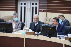 به گزارش روابط عمومی ستاد اقامه نماز استان البرز، جلسه ستاد خدمات سفر استان با حضور مجتبی عبداللهی استاندار البرز، حجت الاسلام و المسلمین مرادی مدیر ستاد اقام نماز، مدیران و معاونین ارشد در روز یکشنبه مورخ بیست و ششم اسفندماه در سالن شهدای دولت استانداری برگزار شد. حجت الاسلام و المسلمین مرادی بر ضرورت رسیدگی به مساجد بین‌راهی جاده چالوس تأکید کرد و از برنامه‌ریزی برای بهبود وضعیت این اماکن خبر داد. وی با اشاره به حجم بالای تردد در این محور، گفت: مساجد بین‌راهی این مسیر نیازمند توجه ویژه هستند، چرا که بسیاری از مسافران برای اقامه نماز و استراحت از این اماکن استفاده می‌کنند. وی افزود: نظافت، نگهداری و تأمین امکانات رفاهی مساجد بین‌راهی استان از اولویت‌های ماست و در این راستا، همکاری دستگاه‌های اجرایی و نهادهای مسئول ضروری است. همچنین، برنامه‌ریزی برای انجام تعمیرات لازم در برخی از این مساجد آغاز شده و به‌زودی اقدامات عملی برای بهسازی و ارتقاء سطح خدمات این اماکن انجام خواهد شد تا مسافران بتوانند با آرامش بیشتری از آن‌ها استفاده کنند. استاندار البرز بر لزوم توسعه صنعت گردشگری در استان تأکید کرد و گفت: استان البرز دارای ظرفیت‌های بالقوه بسیاری در حوزه گردشگری است که نیازمند برنامه‌ریزی دقیق و اقدامات مؤثر است. وی با اشاره به اهمیت ایجاد زیرساخت‌های مناسب گردشگری افزود: برای تبدیل البرز به یک مقصد توریستی جذاب، باید در زمینه هتل‌سازی، بوم‌گردی و توسعه رستوران‌ها اقدامات قابل توجهی انجام دهیم. استاندار البرز همچنین از برنامه‌هایی برای تسهیل سرمایه‌گذاری در بخش گردشگری خبر داد و اظهار داشت: اعطای پروانه‌های رایگان برای ساخت هتل‌ها می‌تواند نقش مهمی در رونق صنعت هتلداری و جذب گردشگران به استان داشته باشد. عبداللهی با اشاره به ضرورت معرفی هرچه بهتر سوغاتی‌ها و محصولات بومی استان تصریح کرد: باید تلاش کنیم تا این محصولات به عنوان برندهای شناخته‌شده در کشور معرفی شوند و از این طریق، سهم بیشتری از بازار گردشگری داخلی را به خود اختصاص دهیم. وی همچنین بر لزوم ارتقاء سطح خدمات گردشگری در استان تأکید کرد و گفت: رستوران‌ها و هتل‌ها باید بر اساس استانداردهای مشخص درجه‌بندی شوند تا کیفیت خدمات افزایش یابد. علاوه بر این، نظارت و ارزیابی مستمر بر عملکرد این مراکز باید در دستور کار قرار گیرد. در بخش دیگری از سخنان خود، استاندار البرز به وضعیت جاده‌ها و اتوبان‌های استان اشاره کرد و اظهار داشت: نظافت و زیباسازی جاده چالوس و سایر محورهای استان اهمیت ویژه‌ای دارد و باید با همکاری شهرداری‌ها و دیگر نهادهای مربوطه، اقدامات مؤثرتری در این زمینه انجام شود. در پایان این نشست، عبداللهی خواستار برگزاری جلسات منظم برای بررسی مسائل گردشگری و خدمات سفر شد و تأکید کرد: با شناسایی نقاط قوت و ضعف، می‌توان برنامه‌ریزی بهتری برای ارائه خدمات به مسافران در ایام تعطیلات داشت.