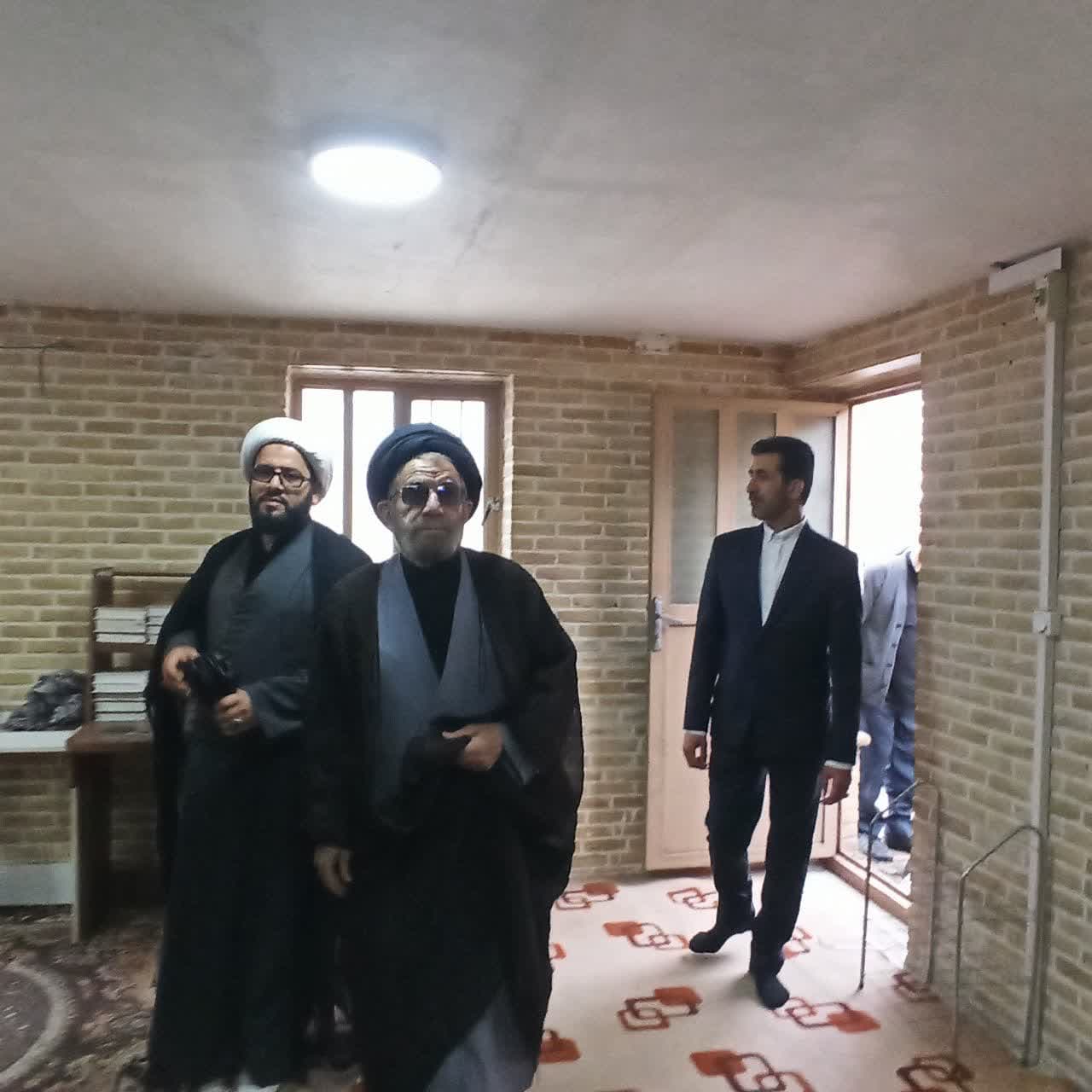 بازدید از نمازخانه‌ تاریخی قلعه فلک الافلاک لرستان