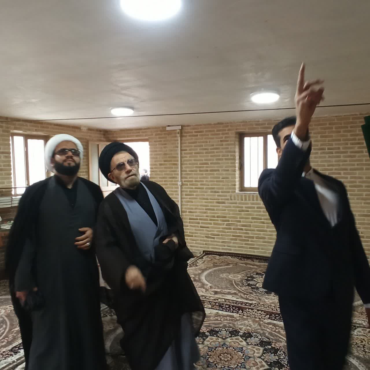 بازدید از نمازخانه‌ تاریخی قلعه فلک الافلاک لرستان